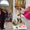 otec biskup ukazuje dekret veřejnosti