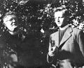 Jan Bula na zahradě s lukovským farářem Cyrilem Bojanovským 